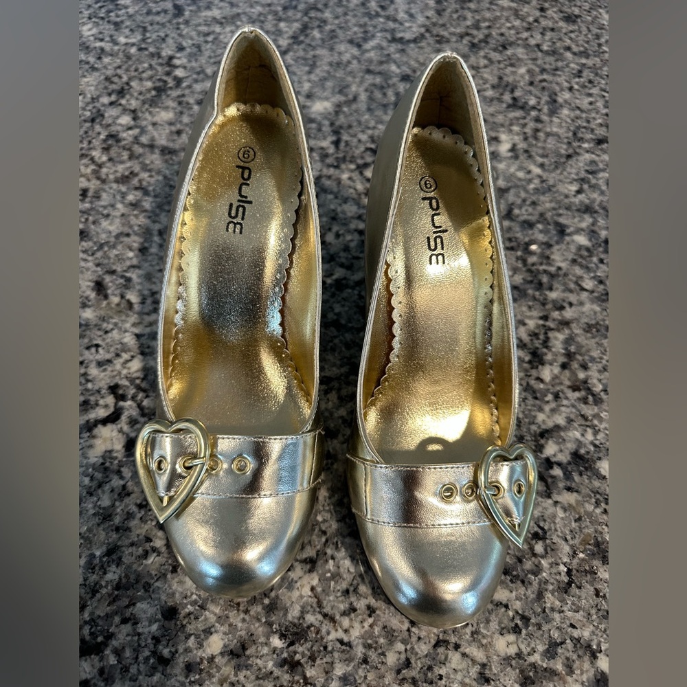 Gold Pulse size 6, manmade gold heels. In great condition. 3" heels